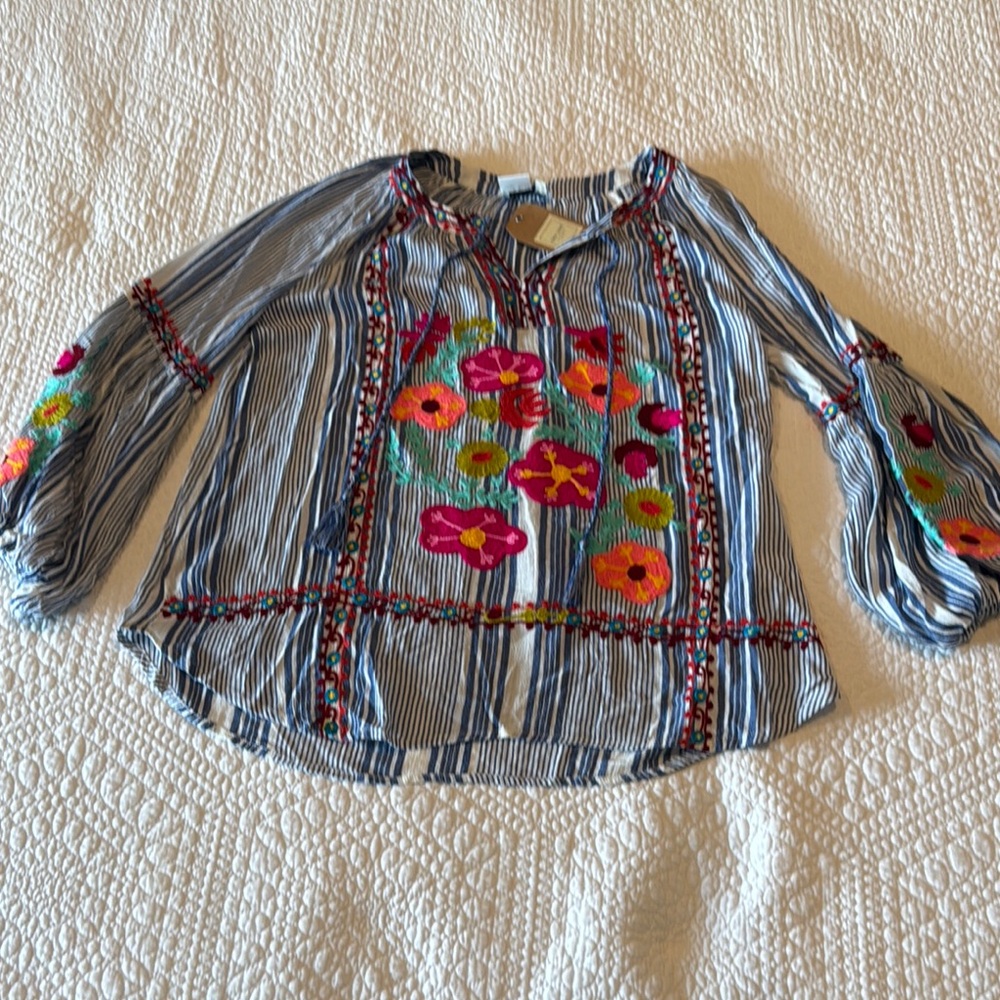Tru Luxe Jeans Graphic Blue and White 3/4 Sleeve Blouse